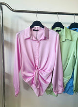 Kép betöltése a galériamegjelenítőbe: 7988 GIGI színes szatén blúz