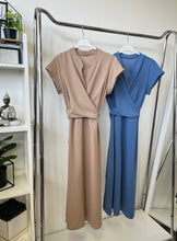 Kép betöltése a galériamegjelenítőbe: DALMA csavart átkötős rövid ujjú ruha