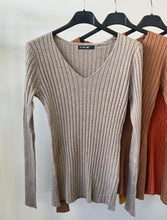 Kép betöltése a galériamegjelenítőbe: 5808 BORDÁS basic V nyakú felső