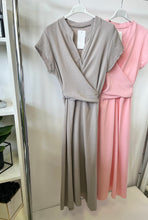 Kép betöltése a galériamegjelenítőbe: DALMA csavart átkötős rövid ujjú ruha