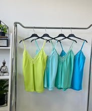 Kép betöltése a galériamegjelenítőbe: CSIPKÉS szatén top 3352