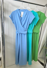 Kép betöltése a galériamegjelenítőbe: DALMA csavart átkötős rövid ujjú ruha