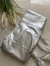 Kép betöltése a galériamegjelenítőbe: Műbőr leggings/ 3070