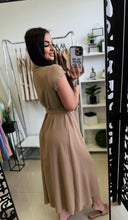 Kép betöltése a galériamegjelenítőbe: DALMA csavart átkötős rövid ujjú ruha