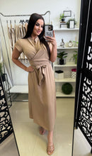 Kép betöltése a galériamegjelenítőbe: DALMA csavart átkötős rövid ujjú ruha