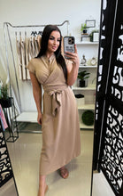 Kép betöltése a galériamegjelenítőbe: DALMA csavart átkötős rövid ujjú ruha