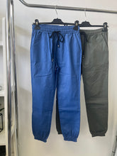 Kép betöltése a galériamegjelenítőbe: CATY gumis aljú nadrág 9620