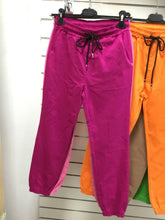 Kép betöltése a galériamegjelenítőbe: CATY gumis aljú nadrág 9620