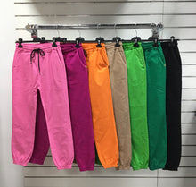 Kép betöltése a galériamegjelenítőbe: CATY gumis aljú nadrág 9620