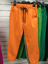 Kép betöltése a galériamegjelenítőbe: CATY gumis aljú nadrág 9620