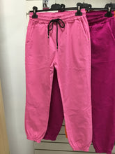 Kép betöltése a galériamegjelenítőbe: CATY gumis aljú nadrág 9620