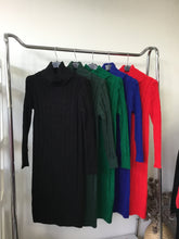 Kép betöltése a galériamegjelenítőbe: 21198 Fonott garbóruha