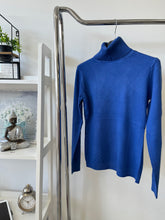 Kép betöltése a galériamegjelenítőbe: BASIC garbó pulóver / 9076