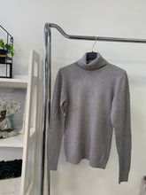 Kép betöltése a galériamegjelenítőbe: BASIC garbó pulóver / 9076