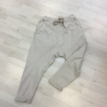 Kép betöltése a galériamegjelenítőbe: 3458 Ülepes pamut nadrág