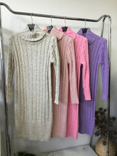 Kép betöltése a galériamegjelenítőbe: 21198 Fonott garbóruha