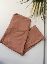 Kép betöltése a galériamegjelenítőbe: Műbőr leggings/ 3070