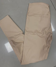 Kép betöltése a galériamegjelenítőbe: Műbőr leggings/ 3070