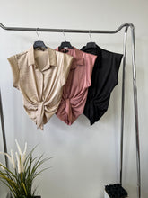 Kép betöltése a galériamegjelenítőbe: 7370 LINETT szatén felső/ blúz