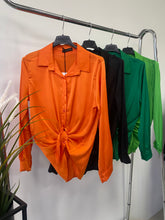 Kép betöltése a galériamegjelenítőbe: 7988 GIGI színes szatén blúz