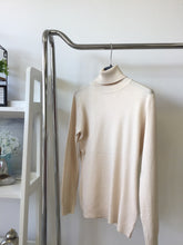 Kép betöltése a galériamegjelenítőbe: BASIC garbó pulóver / 9076