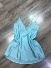 Kép betöltése a galériamegjelenítőbe: CSIPKÉS szatén top 3352