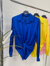 Kép betöltése a galériamegjelenítőbe: 7988 GIGI színes szatén blúz