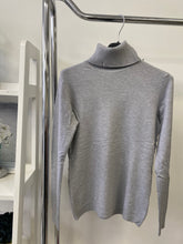 Kép betöltése a galériamegjelenítőbe: BASIC garbó pulóver / 9076