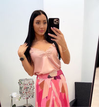 Kép betöltése a galériamegjelenítőbe: CSIPKÉS szatén top 3352