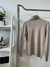 Kép betöltése a galériamegjelenítőbe: BASIC garbó pulóver / 9076