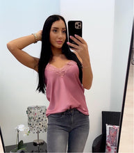 Kép betöltése a galériamegjelenítőbe: CSIPKÉS szatén top 3352