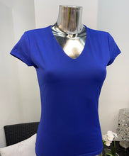 Kép betöltése a galériamegjelenítőbe: 27347 V nyakú rövidujjú felső