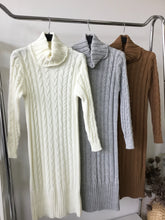 Kép betöltése a galériamegjelenítőbe: 21198 Fonott garbóruha