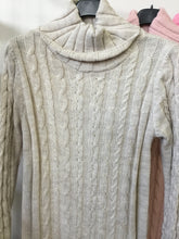 Kép betöltése a galériamegjelenítőbe: 21198 Fonott garbóruha