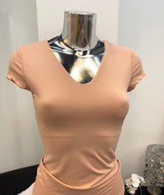 Kép betöltése a galériamegjelenítőbe: 27347 V nyakú rövidujjú felső