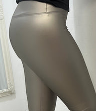 Kép betöltése a galériamegjelenítőbe: Műbőr leggings/ 3070