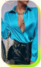 Kép betöltése a galériamegjelenítőbe: 7988 GIGI színes szatén blúz