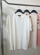 Kép betöltése a galériamegjelenítőbe: 12012 ANDA gombos vállú felső
