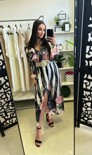 Kép betöltése a galériamegjelenítőbe: 4056 ROSE szatén ruha brossal
