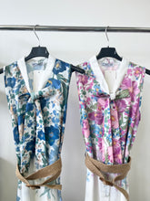 Kép betöltése a galériamegjelenítőbe: 17178 MARIANN virágos masnis nyakú vászonruha
