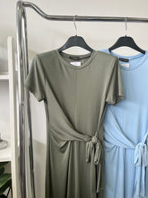 Kép betöltése a galériamegjelenítőbe: 12063 ERICA oldalt kötős rövid ujjú ruha
