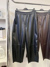 Kép betöltése a galériamegjelenítőbe: 5569 ROBIN ballon műbőr nadrág
