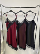 Kép betöltése a galériamegjelenítőbe: 4779 ALEXA csipkés szatén ruha
