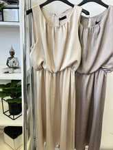 Kép betöltése a galériamegjelenítőbe: 12185 BRIELLE szatén ruha
