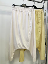 Kép betöltése a galériamegjelenítőbe: 8103 ITALY gombos extra ülepes pamut nadrág

