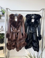 Kép betöltése a galériamegjelenítőbe: 22009 GINA  harang szoknyás műbőr szőrmés kabát
