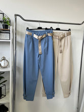 Kép betöltése a galériamegjelenítőbe: 7048/52693 HAILEY gombos szárú nadrág
