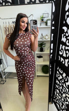 Kép betöltése a galériamegjelenítőbe: 41069 CHOCOLATE pöttyös hidegselyem ruha
