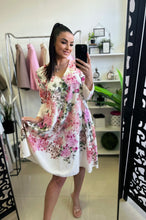 Kép betöltése a galériamegjelenítőbe: 10659 TILDA  ‘A’ vonalú virágos ruha

