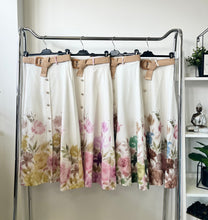 Kép betöltése a galériamegjelenítőbe: 15061 ALMA virágos vászon szoknya
